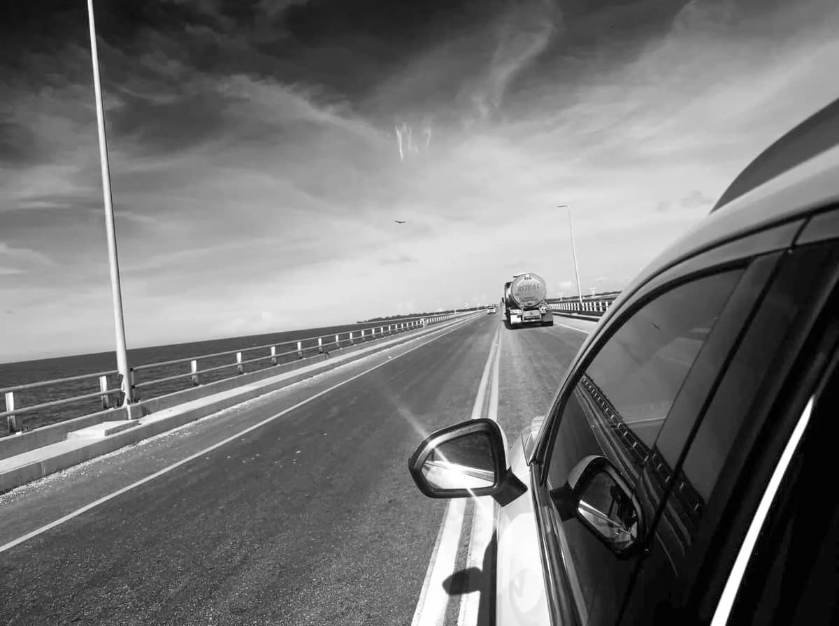 Vehículo de custodia en carretera