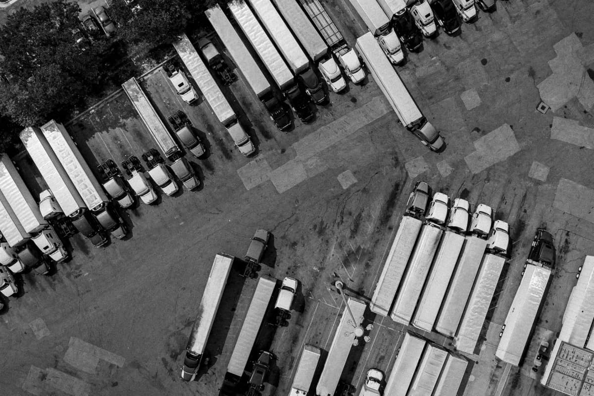 Monitor con cámaras de seguridad y datos de telemetría